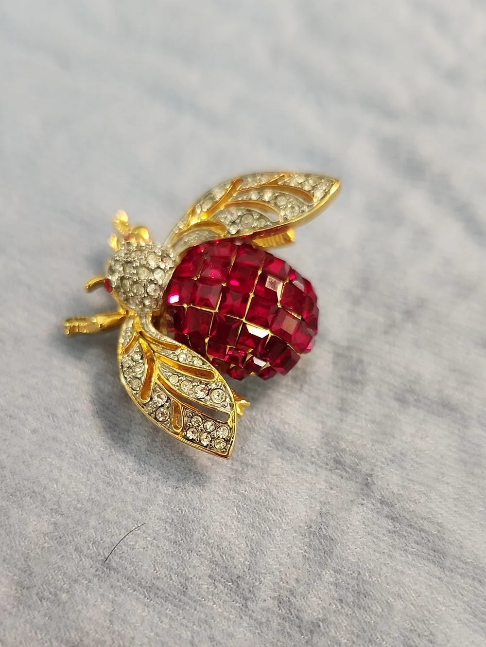 Finely Crafted Vintage Red & White Crystal Rhinestone Bee Pin On Goldtone Metal